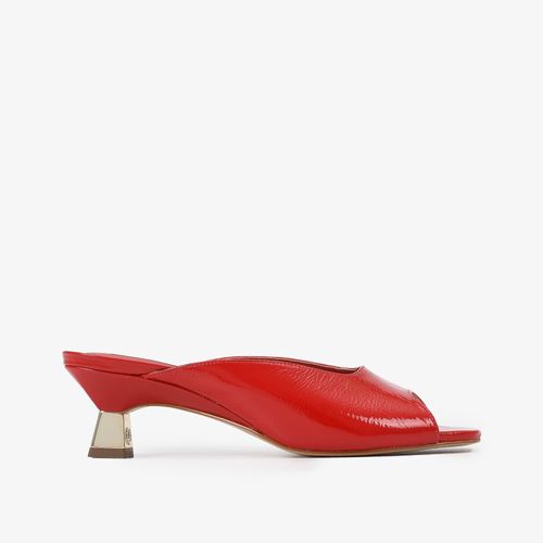 Tamanco Vermelho Rubi Salto Baixo Bloco Dourado Couro