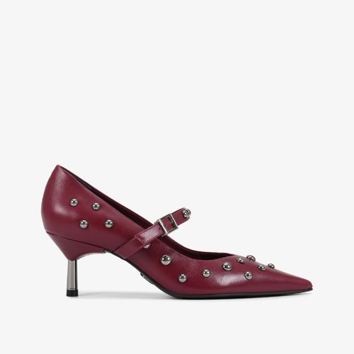 Scarpin Dark Cherry Tachas Grafite Salto Baixo Couro