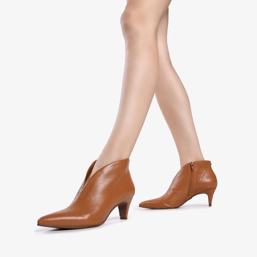 Bota Bico Fino Caramelo Licor Couro