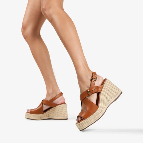 Sandália Anabela Marrom Amêndoa Ráfia Couro