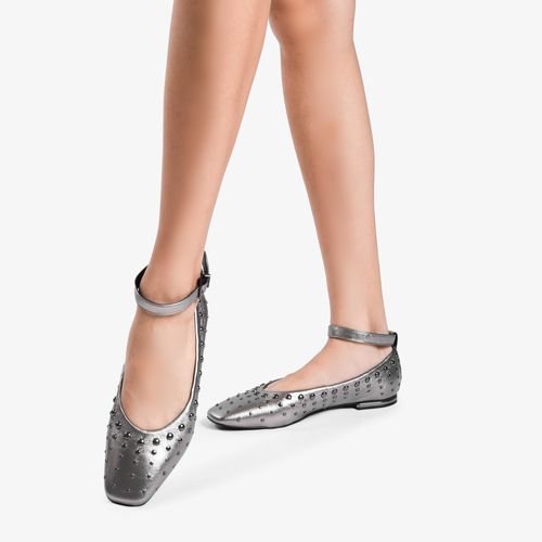 Sapatilha Cinza Tachas Grafite Couro