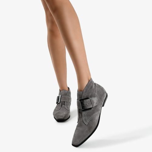 Bota Cano Baixo Fivela Cinza Calcário Camurça